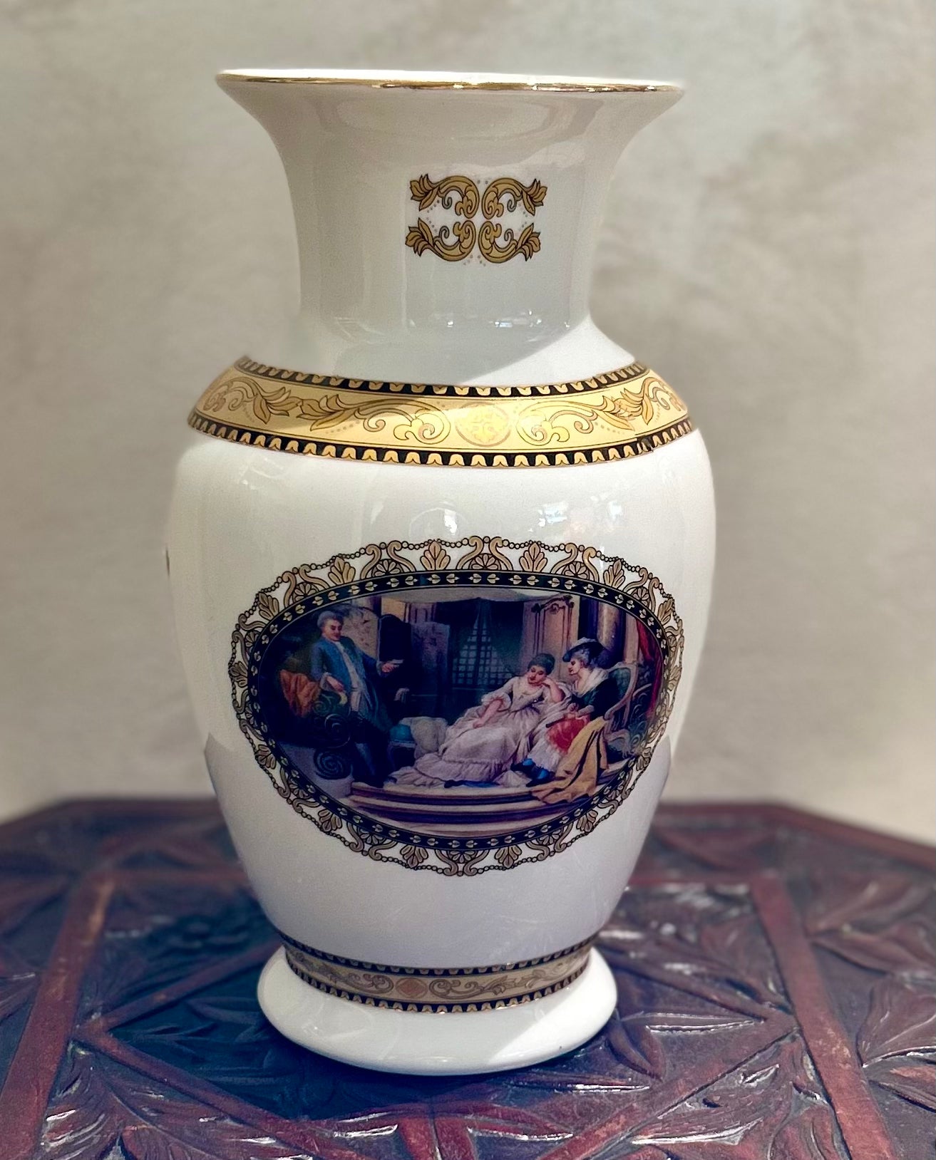 Vaso in Porcellana Classica con Scene Galanti e Finiture in Oro
