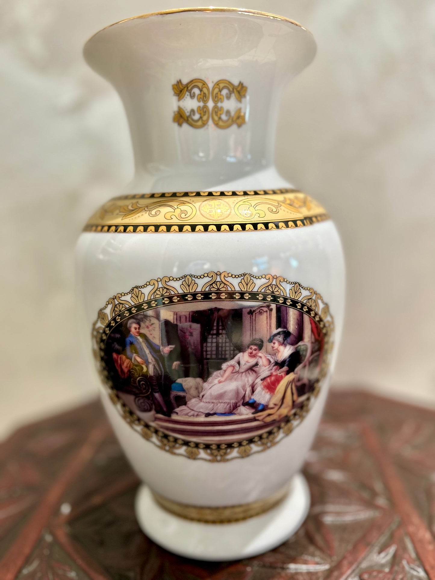 Vaso in Porcellana Classica con Scene Galanti e Finiture in Oro