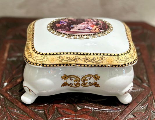 Scatola Portagioie Decorativo in Porcellana Stile Rococò con Scena Galante