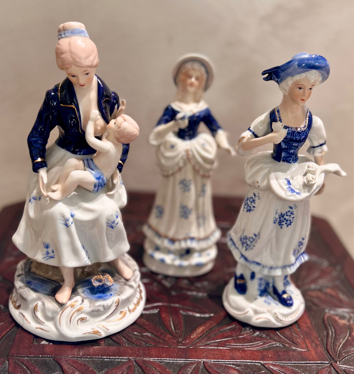 Set di Statuine in Porcellana di Capodimonte Decorata: Eleganza d'Altri Tempi
