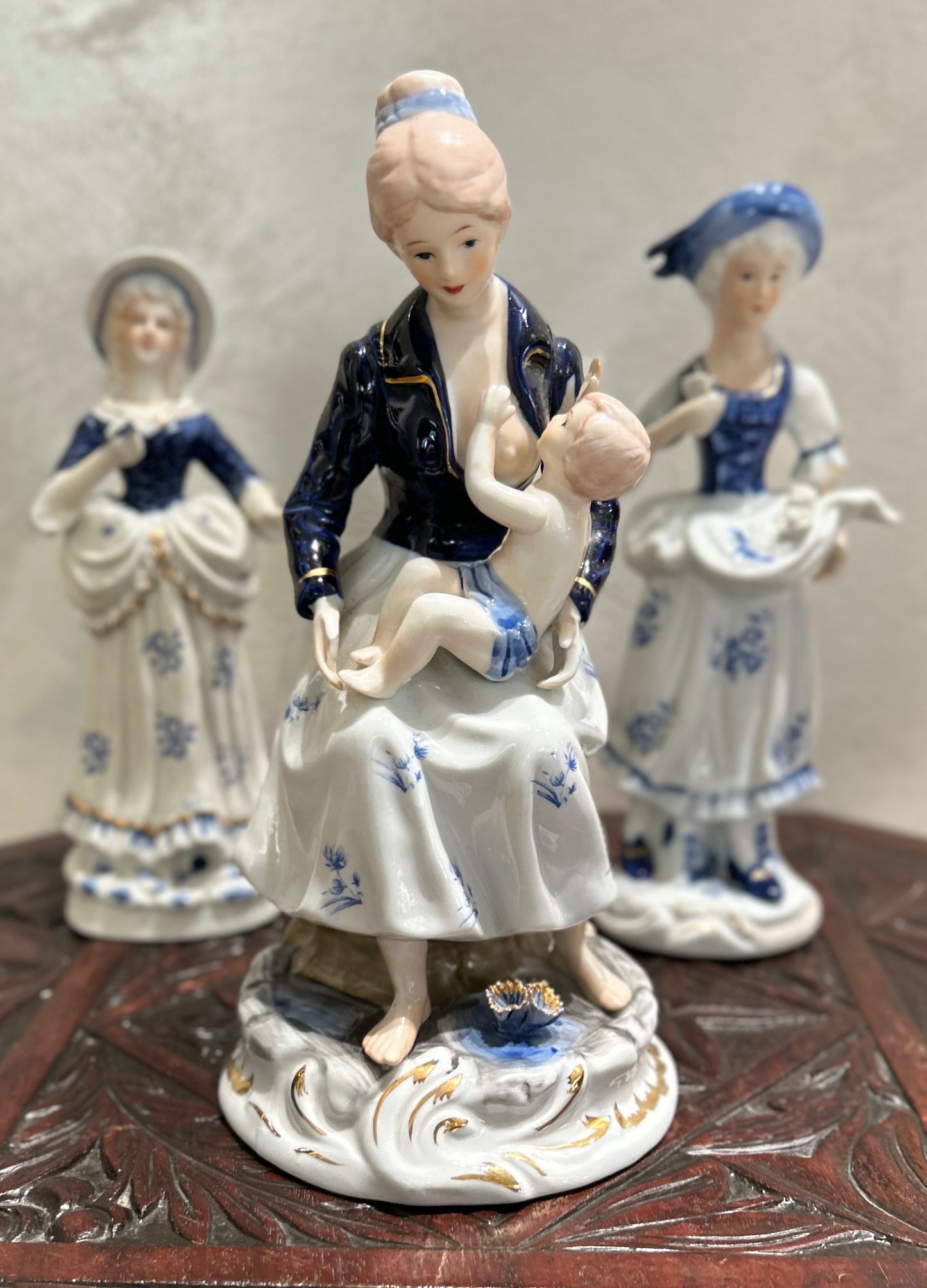 Set di Statuine in Porcellana di Capodimonte Decorata: Eleganza d'Altri Tempi