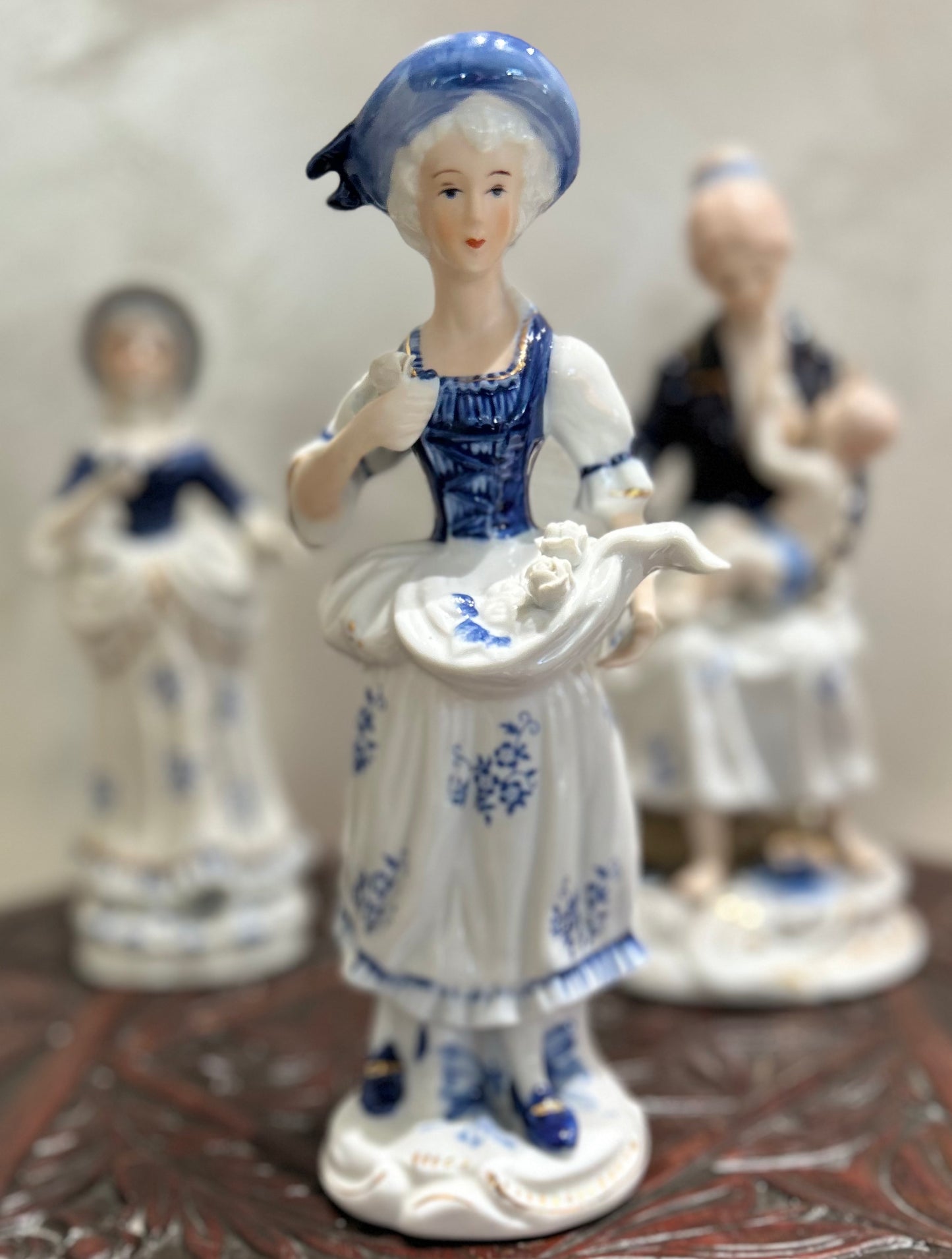 Set di Statuine in Porcellana di Capodimonte Decorata: Eleganza d'Altri Tempi