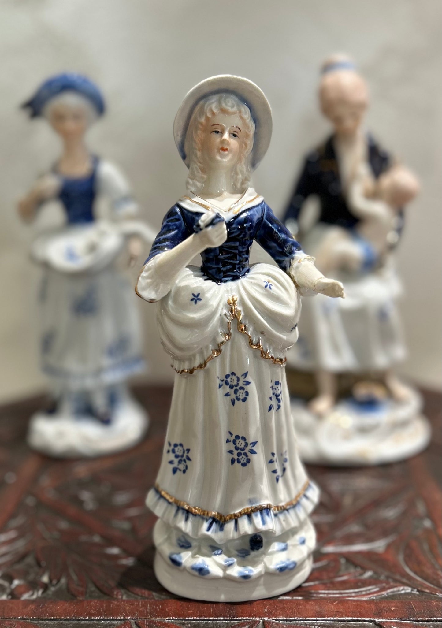 Set di Statuine in Porcellana di Capodimonte Decorata: Eleganza d'Altri Tempi
